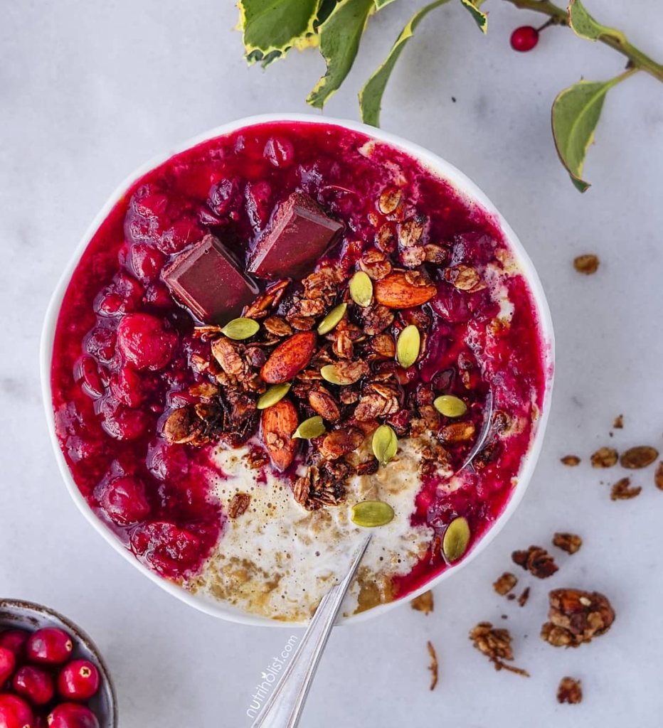 Gingerbread Oatmeal with Cranberry Orange Sauce - Nutriholist