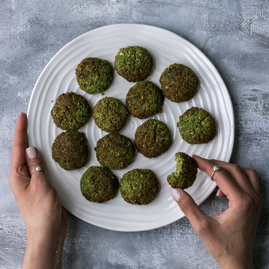 Baked Spinach Falafel #Vegan #Vegetarian #Glutenfree #Grainfree #Dairyfree #Soyfree These baked green falafels are loaded with veggies and so crispy without any frying. Prep time is less than 30 mins and they freeze well also! #Nutriholist