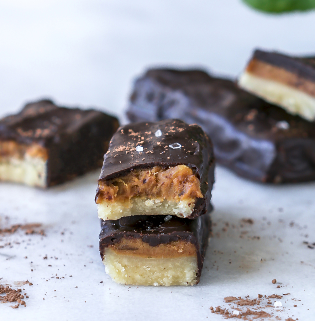 Vegan Paleo Twix Bars - Less than 8 ingredients #dairyfree #glutenfree #grainfree #Nutriholist