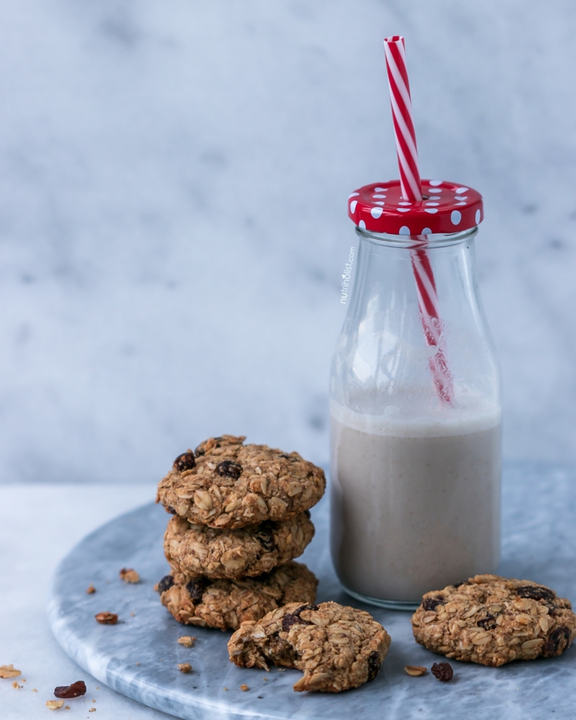 Chewy Oatmeal Raisin Cookies #dairyfree #vegan #glutenfree Quick & easy to make in just one bowl #Nutriholist