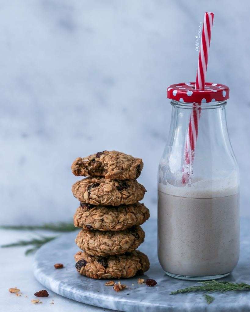 Chewy Oatmeal Raisin Cookies #dairyfree #vegan #glutenfree Quick & easy to make in just one bowl #Nutriholist