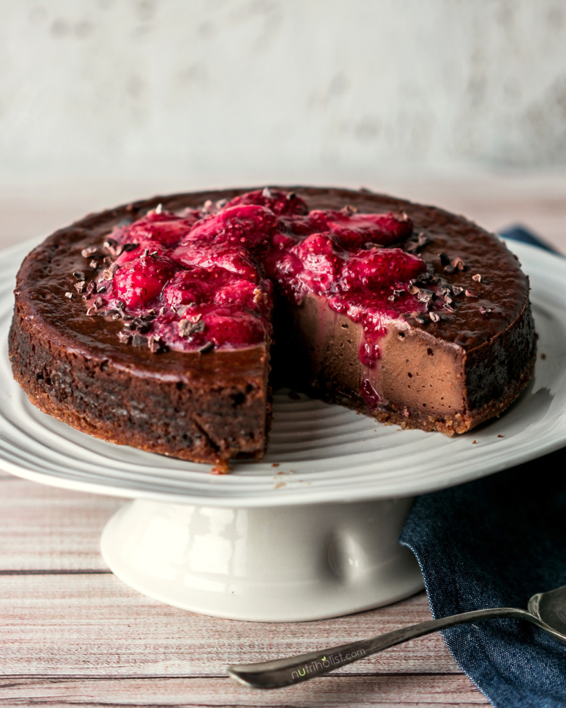 Baked Vegan + Paleo Chocolate Cheesecake #vegan #grainfree #paleo #Nutriholist